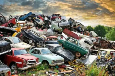 Firefly Schrotthalde mit vielen alten Autos Monet stil 59886