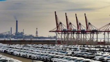Firefly Ein riesiger Parkplatz mit E Autos im Hintergrund eine grosse Hafenanlage 42144