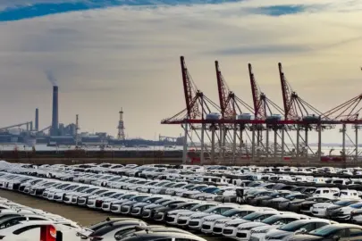 Firefly Ein riesiger Parkplatz mit E Autos im Hintergrund eine grosse Hafenanlage 42144