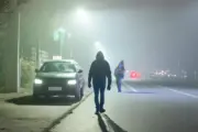 Firefly dunkle, unheimliche Atmossphäre in dunkler Straße einer Großstadt. Verdächtige Figuren beweg(9)