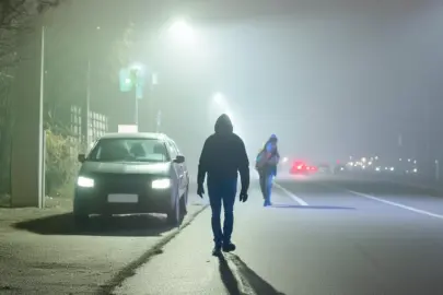 Firefly dunkle, unheimliche Atmossphäre in dunkler Straße einer Großstadt. Verdächtige Figuren beweg(9)