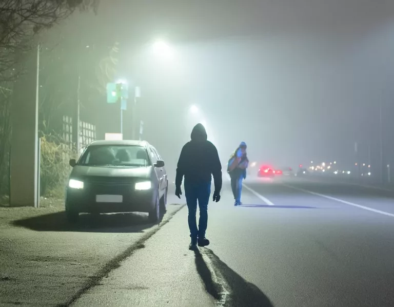 Firefly dunkle, unheimliche Atmossphäre in dunkler Straße einer Großstadt. Verdächtige Figuren beweg(9)