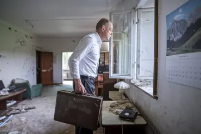 a medium shot of a slim man in his late 50s with a kCjoGVyLRbypmvA2G96urQ mWXULYwAQqGl TimopobGQ