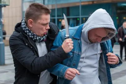 a photo of a man with a knife attacking another ma g0 YlNERTnOwa7mqKeaJdg eQgrJ tYRnCow53AmvqzIA