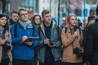 a photo of a group of journalists in a street they hyH74a2HQeKogH zfoQBZA gNaHiPXkSHmTpUeeQPIObw