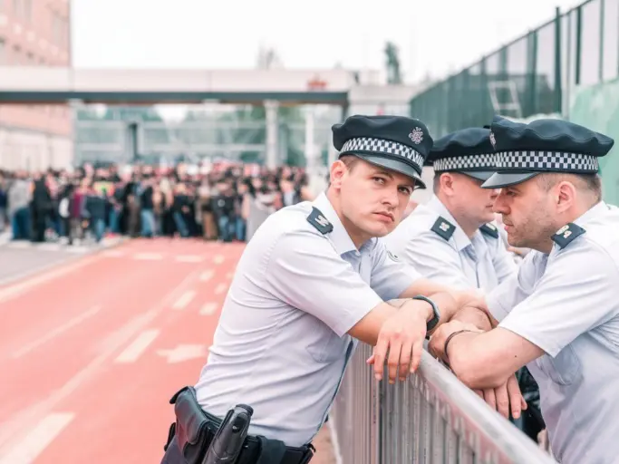 a photo of german police officers leaning against LA5eTyZMQ4afh6lWSh73FA c4nkf79nQbeJUj5wgEiBgQ