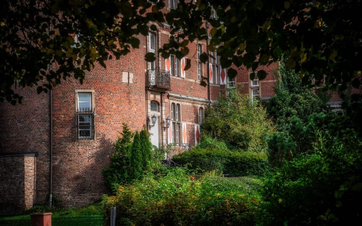 Vorderseite Schloss Bedburg, Herbst 2024 Bearbeitet