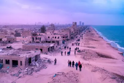 a photo of a war torn city with a desert landscape rUIWtHIATbmclAXDs6UWJQ DFJAPr5KRIudi41 2YngMg