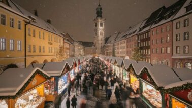 a photo of a weihnachtsmarkt in a wunder JZpaPyIMRs6RnHpaDfyQJg e4ft9K sSS6QzHGX6Je0wg