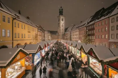 a photo of a weihnachtsmarkt in a wunder JZpaPyIMRs6RnHpaDfyQJg e4ft9K sSS6QzHGX6Je0wg