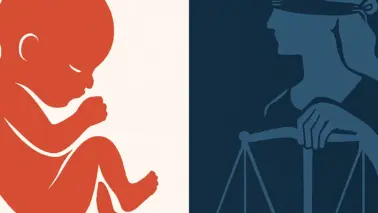 Abstrakter Embryo und Justitia im Kontrast – zwischen Leben und Recht