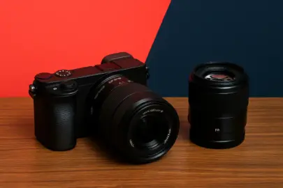 Kamera und Objektiv auf Holztisch