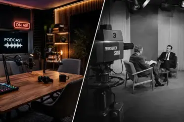 Podcaststudio und ein TV Studio in schwarz-weiss