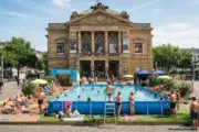 Eine schlechte Idee – und schon gerät alles ins Schwimmen - schwarz auf weiß 6 popup-schwimmbad